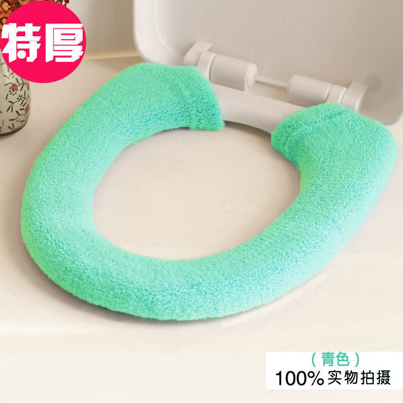 通用加厚款马桶垫 采用精品腈纶材质,手感舒适柔软, 适用于任何马桶。 方型、U型、O型、V型所有款式统统搞定~ 买马桶垫 省心~省力! 买二送一,买四送二,多买多送 买一件是包邮(不包含港澳台地区),买两件送一件,多买多送。 送的不需要拍,是送的同款,颜色可以指定,拍下留言即可 本款马桶垫适用于所有款式马桶,圆形、U型、方型统统可以用! 1个马桶推荐亲们买2个,方便换洗!