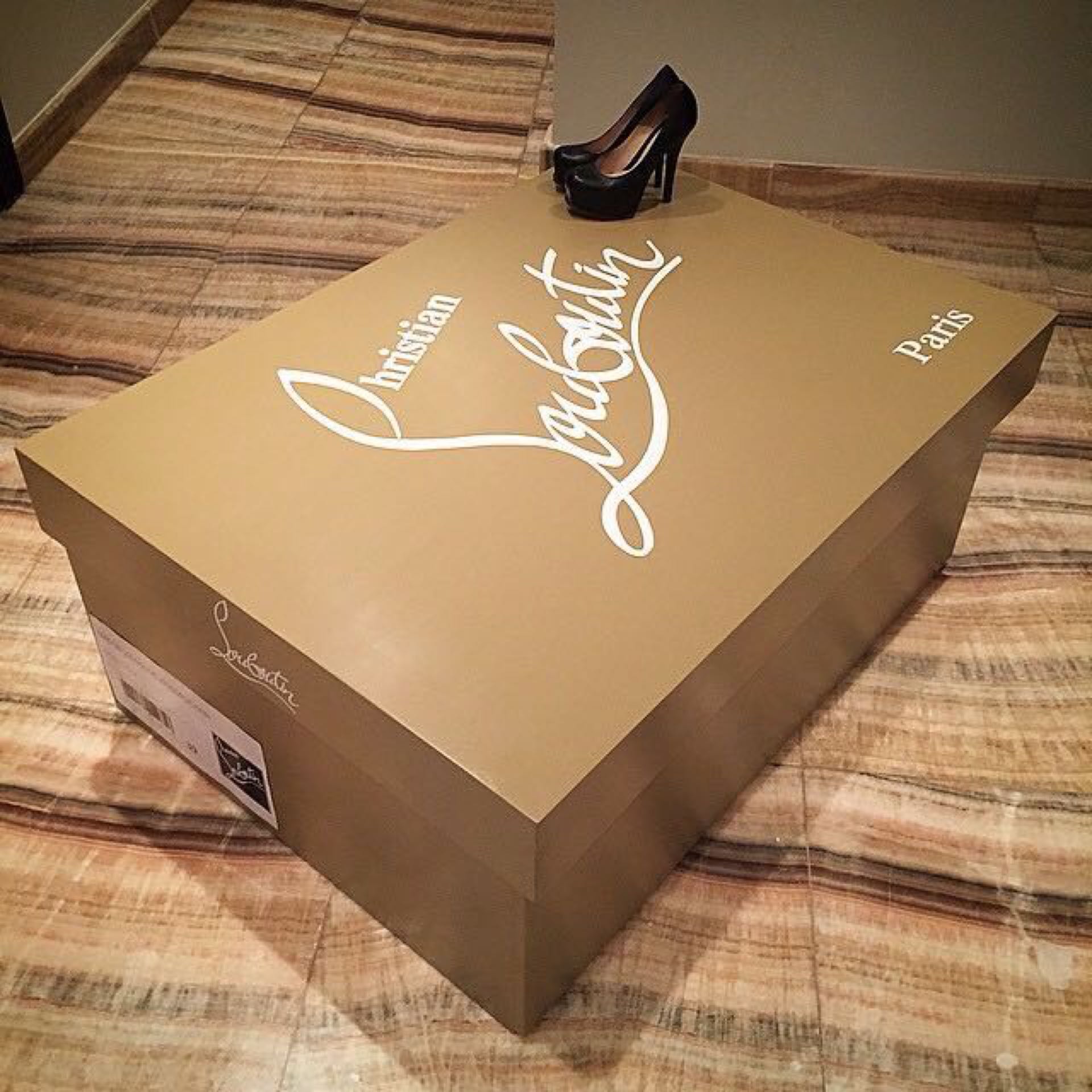 Стильная коробка обувь