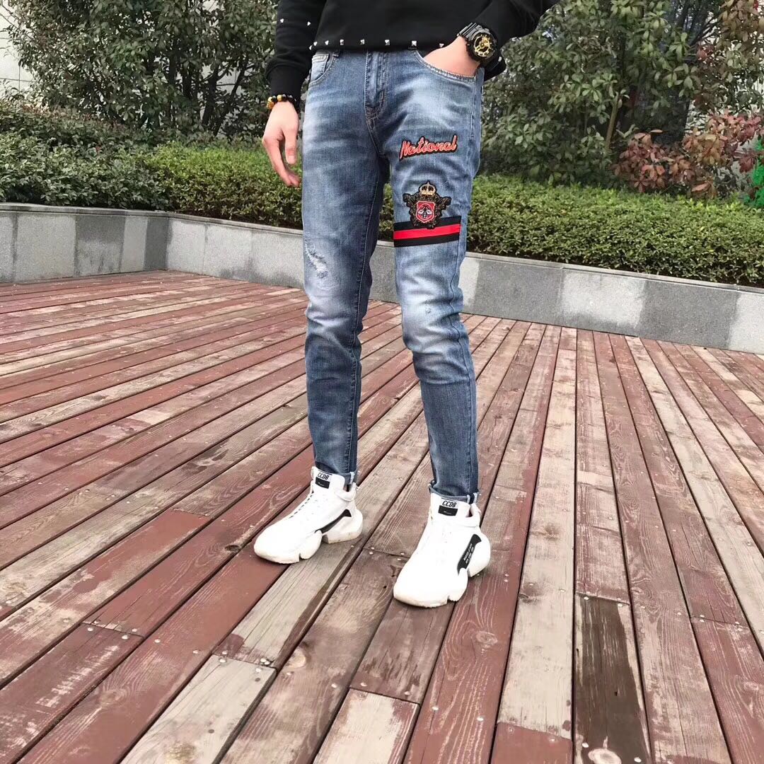 gris clair jeans des hommes ne le vieux millésime lettres de l'alphabet trou d'eau de lavage directement brodé de marée de mode version coréenne de slim fit gris clair jeans des hommes ne le vieux millésime lettres de l'alphabet trou d'eau de lavage directement brodé de marée de mode version coréenne de slim fit