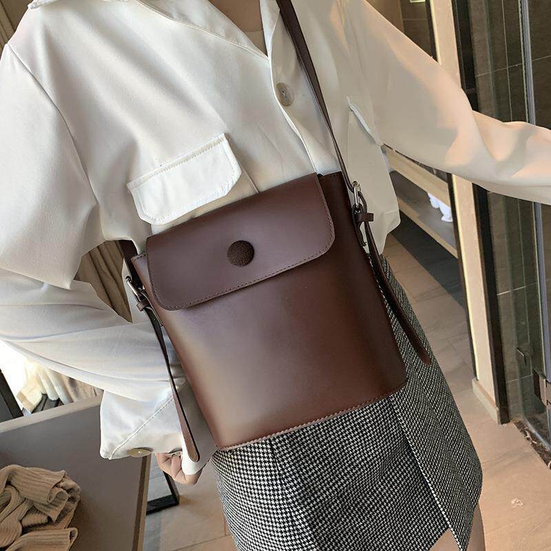 กระเป๋า 款潮百搭简约ins时尚秋冬斜挎水桶质感网红勾勾女2020潮款女包包  