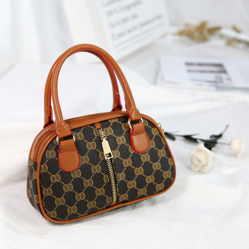 old middle-aged mom grocery shopping phone change clutch shoulin handbags elderly mini portable small bag