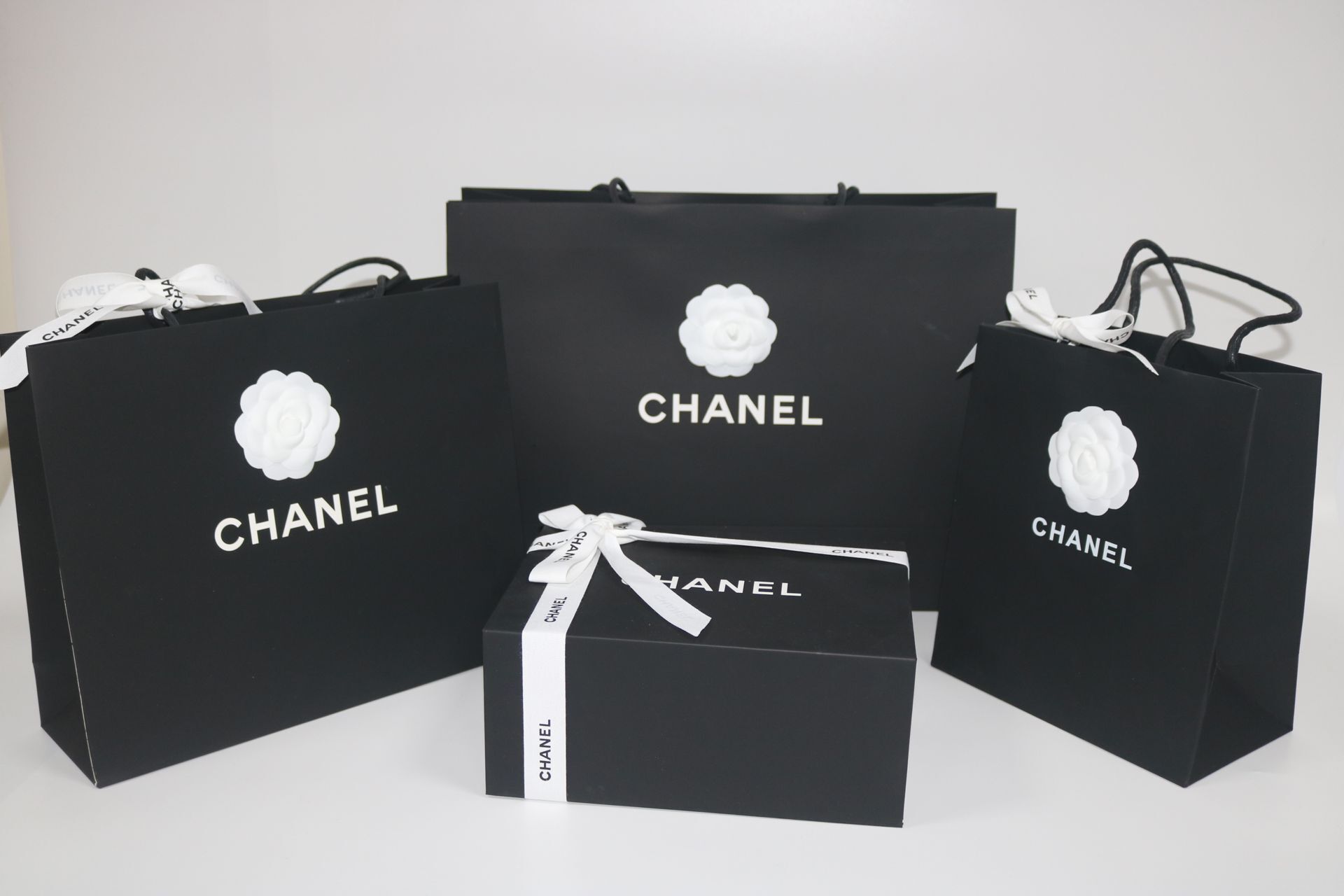 Genuine CHANEL paper bag perfume lipstick Chanel clothes packaging gift bag gift box portable bag