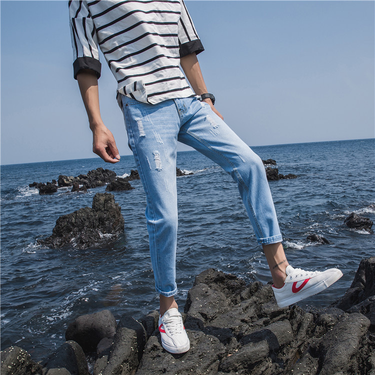 l'été hommes de denim pantalon slim-type des trous dans la section mince de couleur claire 9 neuf garçons pieds 8 à huit points de pantalon version coréenne de la marée l'été hommes de denim pantalon slim-type des trous dans la section mince de couleur claire 9 neuf garçons pieds 8 à huit points de pantalon version coréenne de la marée