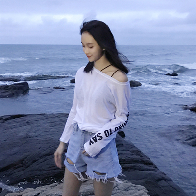 字母防晒t恤女宽松长袖超薄宽松chic复古百搭斜肩露肩小心机上衣