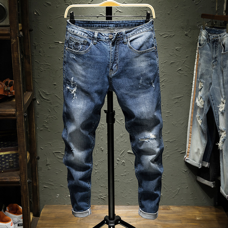 la marée de la marque de jeans des hommes de l'été version coréenne de la tendance de grattage pourri trou légèrement stretch slim-fit, conique joker pantalon de loisirs de la jeunesse la marée de la marque de jeans des hommes de l'été version coréenne de la tendance de grattage pourri trou légèrement stretch slim-fit, conique joker pantalon de loisirs de la jeunesse