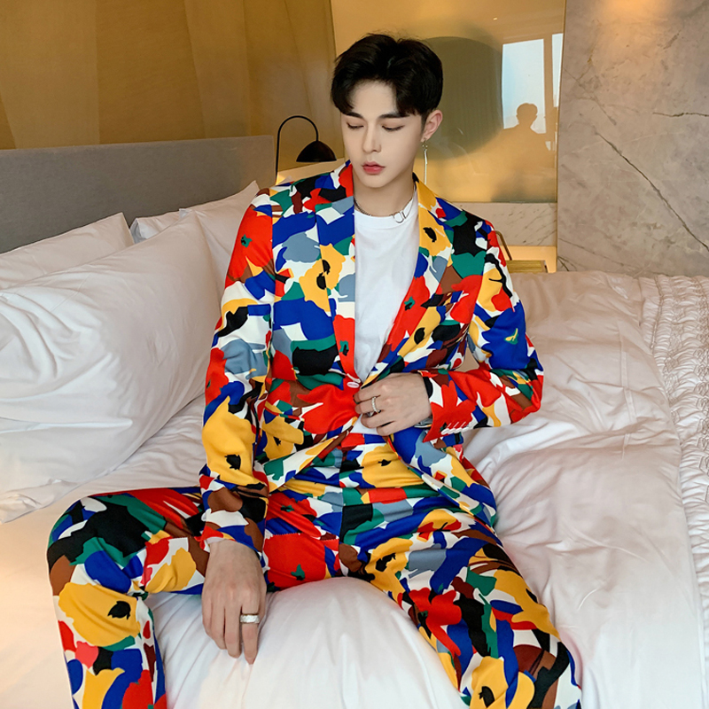 printemps coréen de la mode a frappé couleur imprimé floral costumes hommes slim version coréenne de la nuit styliste costume petit deux-pièces de l'ensemble de printemps coréen de la mode a frappé couleur imprimé floral costumes hommes slim version coréenne de la nuit styliste costume petit deux-pièces de l'ensemble de