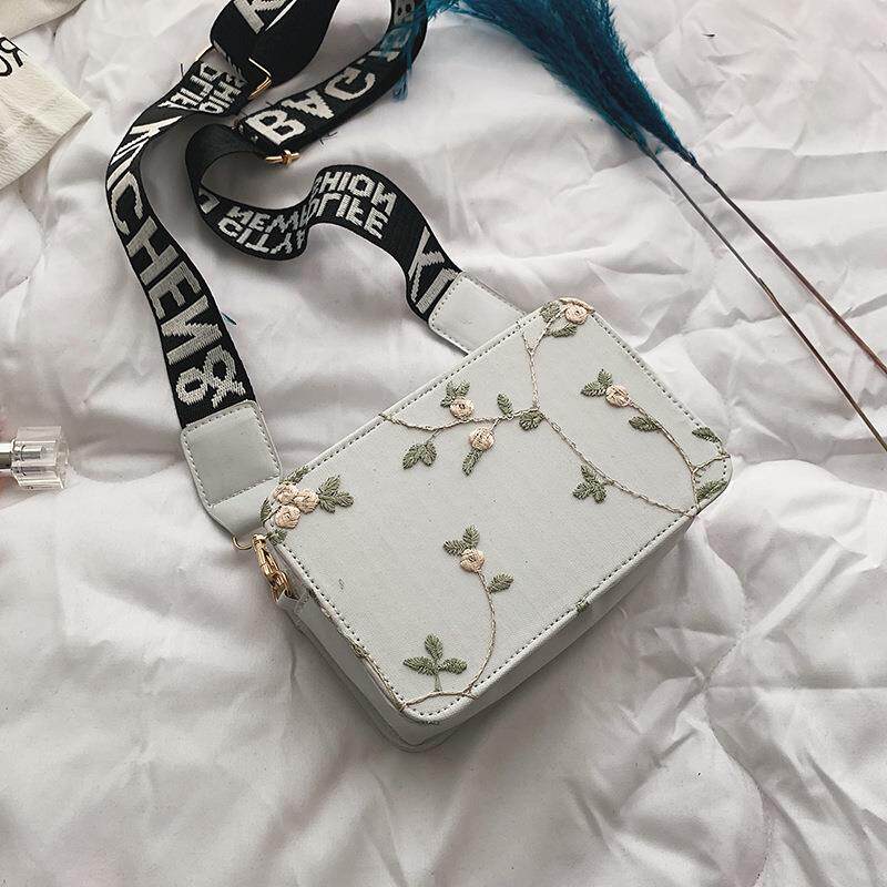 กระเป๋า 2020夏天上新小包包潮清新包包2020夏季新款百搭宽肩带斜挎包蕾丝  