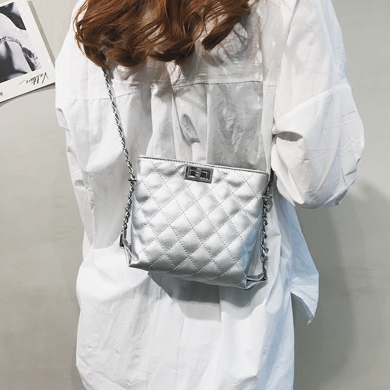 hong kong 2019 nouveau petit sac en cuir sauvage matelassé chaîne femme sac ultra-feu d'épaule de sac de messager de tendance de la mode hong kong 2019 nouveau petit sac en cuir sauvage matelassé chaîne femme sac ultra-feu d'épaule de sac de messager de tendance de la mode