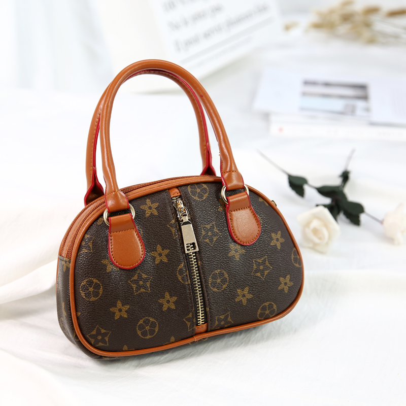 old middle-aged mom grocery shopping phone change clutch shoulin handbags elderly mini portable small bag