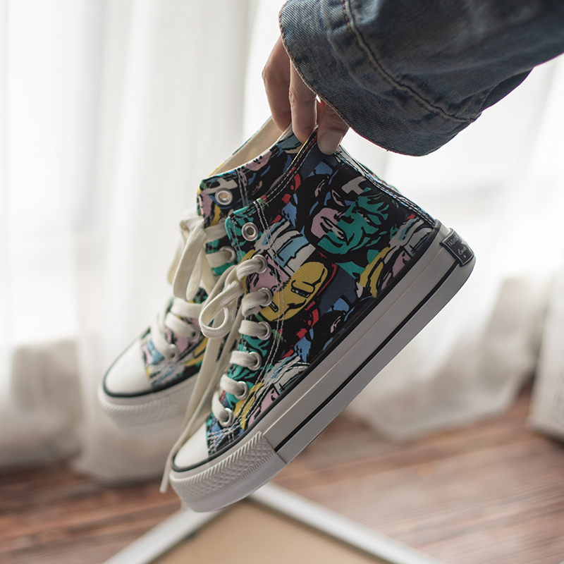 marvel co-brandée chaussures en toile femme réseau rouge situé en haut de niche doodle dessinés à la main de hip-hop harbor vent super feu de chaussures de marée ins plaque marvel co-brandée chaussures en toile femme réseau rouge situé en haut de niche doodle dessinés à la main de hip-hop harbor vent super feu de chaussures de marée ins plaque