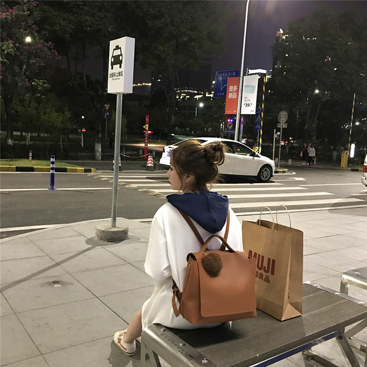 天天特价 韩版简约双肩包女包大容量背包休闲学生书包女包送毛球