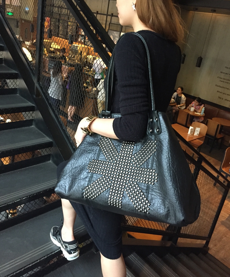 la corée du rivets grand sac femme 2019 nouvelle version coréenne du sac à bandoulière grande capacité fourre-tout lash paquet en cuir véritable sac la corée du rivets grand sac femme 2019 nouvelle version coréenne du sac à bandoulière grande capacité fourre-tout lash paquet en cuir véritable sac