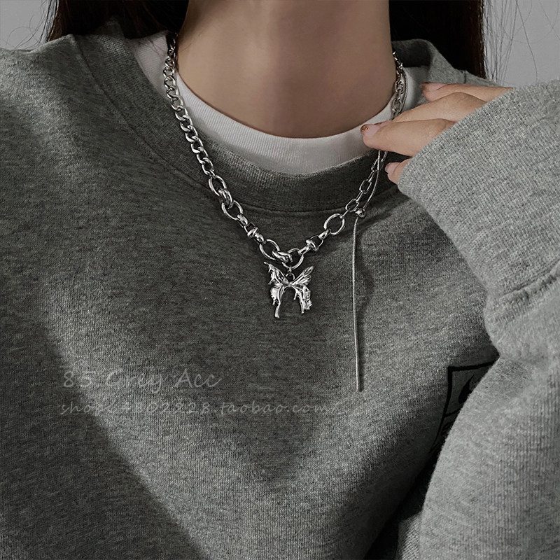 Collana con pendente a farfalla spessa per donna inverno_voghion.com