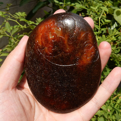 方言和田玉已付款苏工汇精品墨玉河红沁籽料仿古龙摆件