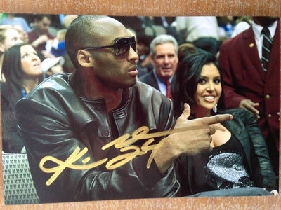 nba科比亲笔签名照片kobe照片全球限量退役科比时代结束最后珍藏