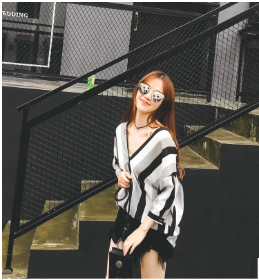 夏季新款 韩范学生V领宽松显瘦简约中长款竖条纹短袖衬衫上衣女