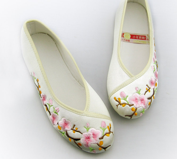 包邮足下有福绣花鞋民族风绸缎面女鞋女布鞋白色女单鞋643