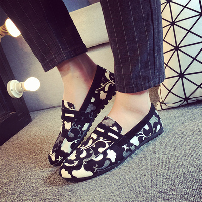 新款休闲豆豆鞋男夏季潮哈伦牛仔九分裤短裤搭配的花色帆布鞋男鞋