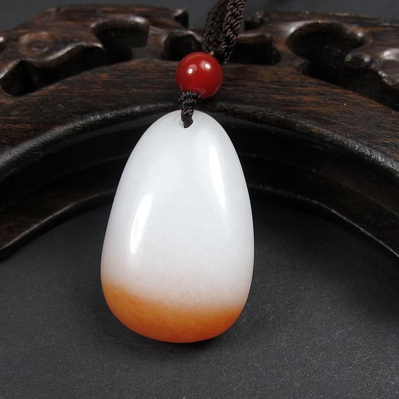 天然新疆昆仑白玉水滴吊坠 正品新疆晶白玉糖色玉石挂件