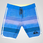Trò chơi thể dục nam quần đi biển quần nhanh khô thể thao năm quần dài đến đầu gối quần ngắn mùa hè lướt quần màu xanh - Quần bãi biển
