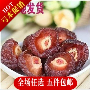 Половина сливы и половина высушенной сливы.