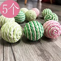 Кошачьи домашние животные дразнят маленькие молодые кошки и игрушки для кошек, кусая маленькие мечи с мячом и шарики конопли, схватившись с зубами