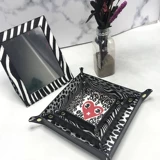 БЕСПЛАТНАЯ ДОСТАВКА ESTEE LAUDER'S NEW 4 -PEECE SET 18 Черно -белый рисунок Zebab Сборка Три поддона хранилище+зеркало макияжа на рабочем столе