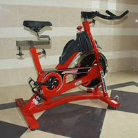 Динамичный велосипед в помещении для спортзала с педалями