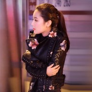Zhixi người lớn với cùng một đoạn da thêu đinh tán da phụ nữ phần ngắn Slim xe gắn máy áo khoác da nhỏ áo khoác áo da lót lông