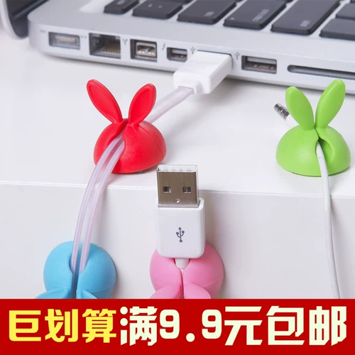 Корейский кролик ушной твердый кабель 4 Лабс на рабочем столе.
