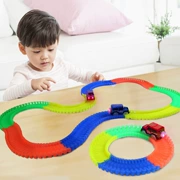 Điều khiển từ xa lắp ráp xe lửa đường sắt vành đai đồ chơi với đường đua lớn xe đua bé trai