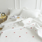 Hàn Quốc giặt bông trải giường ba mảnh giường đơn điều hòa nhỏ dâu tây là Hàn Quốc chăn bông bằng ruffle