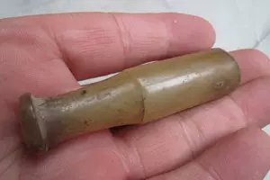 Низкий из династии династии Дейу -держатель сигарет
