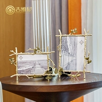 Современная и минималистичная золотая квадратная фоторамка для кровати