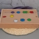 Montessori dạy học mầm non trợ trí tuệ giáo dục đồ chơi trẻ 1-3-4 tuổi đính cườm ba cơ thể sáu màu Bead Box