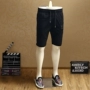 Nonggu 2018 mùa hè mới nam thanh niên mô hình thủy triều hoang dã đàn hồi dây rút màu đen Châu Âu trạm thể thao quần short giản dị quần đùi