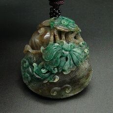 Украшения на шею 南阳独玉独山玉透水酱蓝料俏雕一揽富贵挂件