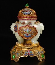 Винтажные предметы обихода из золота 金器，珍藏掐丝鎏金镶和田白玉三足炉