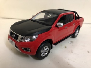 Специальное предложение 1:18 модель спорткара Zhengzhou Nissan Navara Pipka (красный черный)