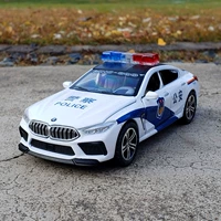 Белый автомобиль общественной безопасности BMW M8