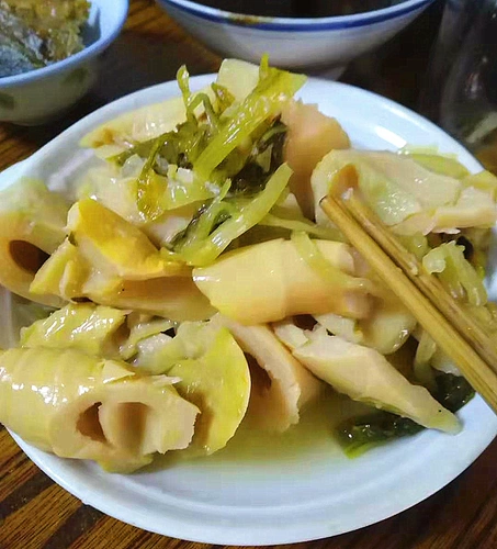 Подлинные соленые огурцы на гриле бамбук стреляет новые вкусные соленые огурцы и бутылки с бамбуком с помощью рисового банкетного бассейна.