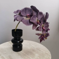 Черная ваза+фиолетовый фалаенопсис