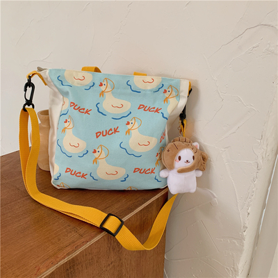 taobao agent Little White Rabbit several original printed ducklings canvas messenger shoulder -handed females bags, students, Japanese and Korean cute