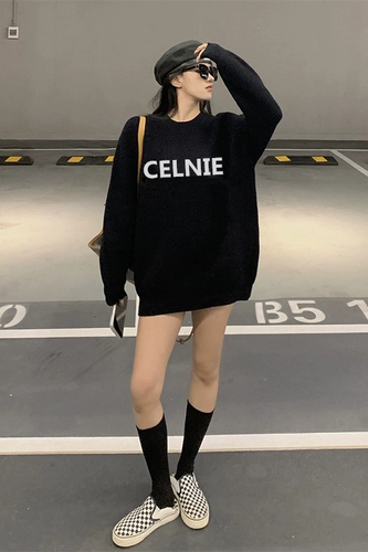 Осенний дизайнерский трикотажный приятный телу свитер, коллекция 2023, оверсайз, тренд сезона