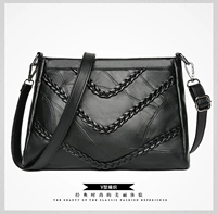 V-образное украшение из косы