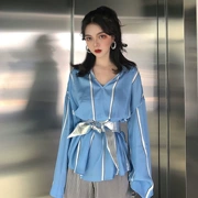 Hồng Kông-hương vị chic phong cách màu xanh và trắng sọc dọc lỏng dài tay áo + bạc thắt nút thời trang phù hợp với nữ