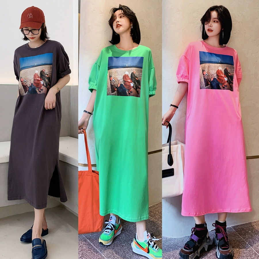 Phụ nữ mùa hè 2021 Hàn Quốc Mới Chiều dài trung bình Thả qua đầu gối Váy dài in chữ Váy ngắn xẻ tà hợp thời trang - Váy dài