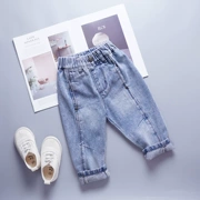 Baby light màu Harlan jeans xuân và thu 1 Cậu bé 3 tuổi Kho báu phiên bản Hàn Quốc của đứa trẻ lỏng lẻo cậu bé già thủy triều mỏng - Quần jean