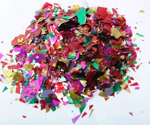 Золотая блестка, бросающая цветы и красочный светло -свет, светло -измельченные фрагменты бумаги, блестки, свадьба золотые яйца, разбитые золотой бумагой