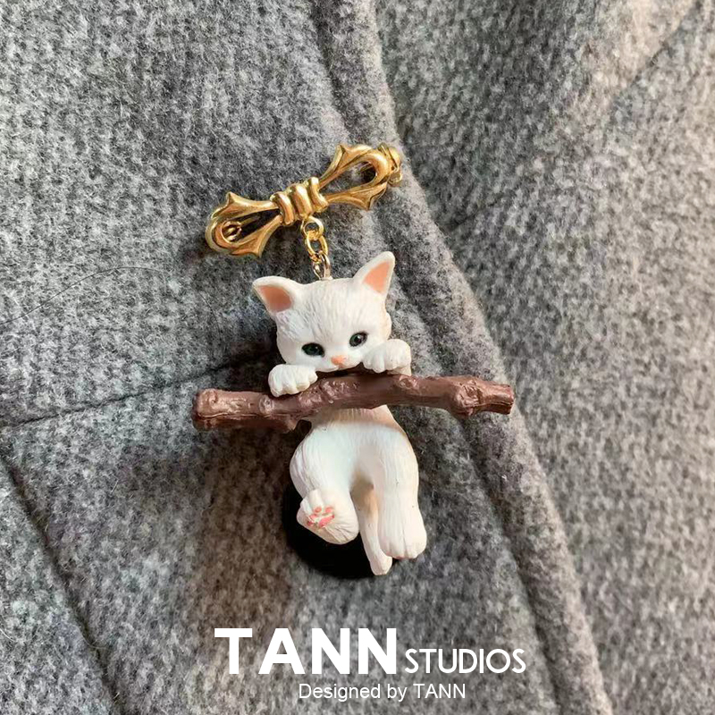 Kittens Holding Brancheslovely Japanese  Embrace branch Of Kitty three-dimensional Brooch 3D three-dimensional badge Badge clothes Light proof Pin Accessories
